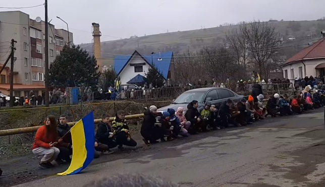 У Воловці навколішки і з прапорами провели в останню дорогу полеглого Героя Михайла Тимковича (ВІДЕО)