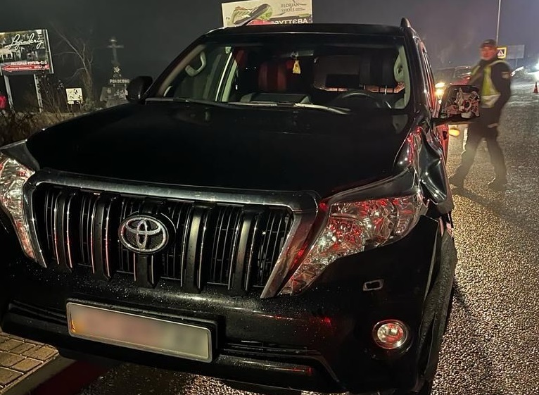 У Рокосові на Хустщині на жінку "смертельно" наїхали два авто – позашляховик і вантажівка (ФОТО)