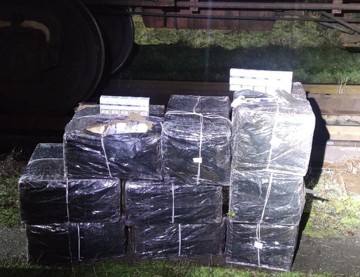 На Закарпатті у вантажному потязі з котунами залізної руди знайшли контрабандні сигарети (ФОТО)

