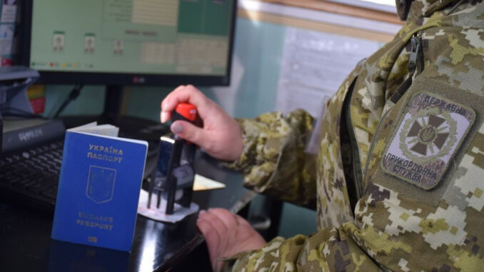 У 27-річного мешканця Львівщини на кордоні на Закарпатті виявили пдроблене пенсійне посвідчення (ФОТО)