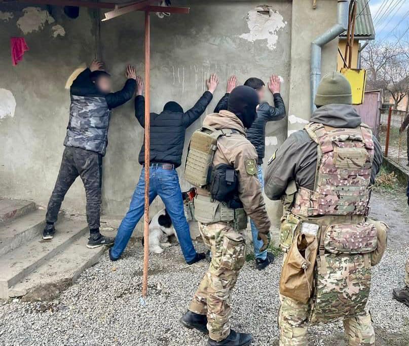 У Мукачеві затримали наркоторговця під час зустрічі з черговим клієнтом (ФОТО)