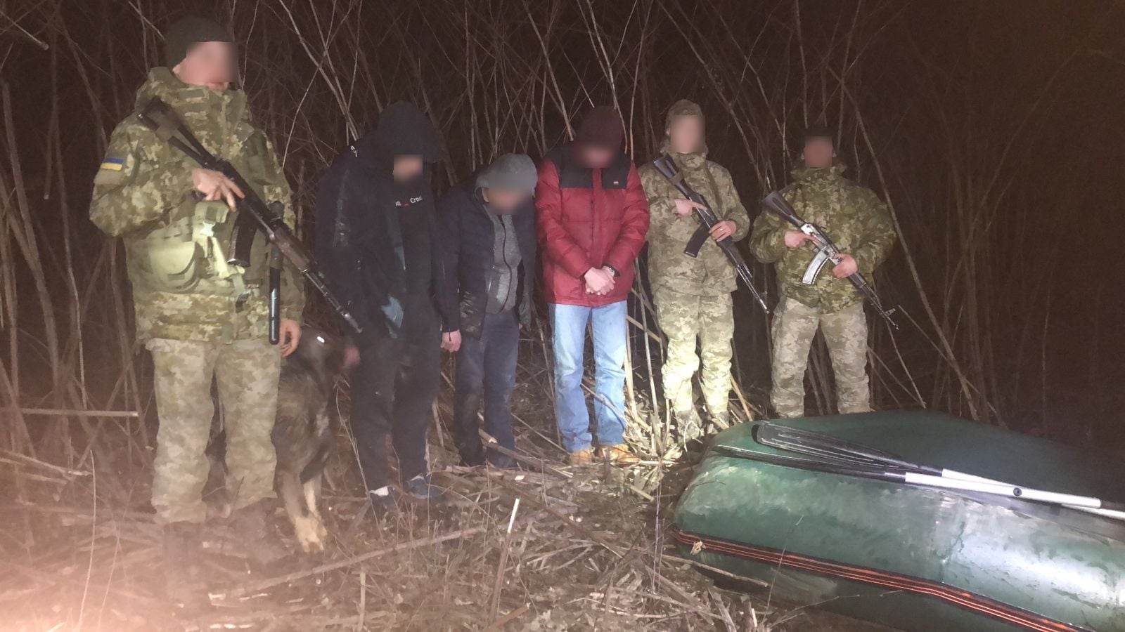 Чоловіків, що вплав та гумовим човном за 6 та 2,5 тис доларів збиралися перетнути кордон, затримали на Закарпатті (ФОТО)