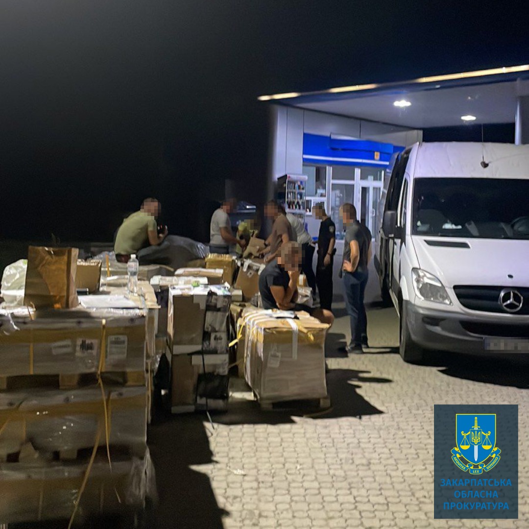 Заступника начальника та інспектора митного поста на Закарпатті підозрюють у пропуску техніки на 14 млн грн (ФОТО)
