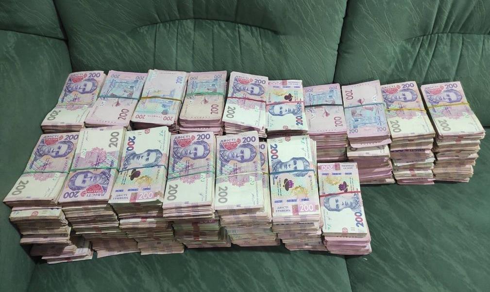 3 млн грн: на Закарпатті підрахували готівку, яку в обхід декларування пенсіонер віз із ЄС в Україну (ФОТО)