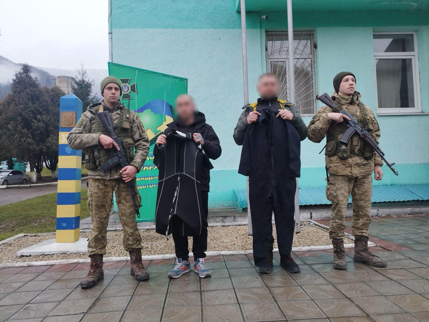 На Закарпатті чоловіки призовного віку не полишають спроб втекти за кордон річкою (ФОТО)