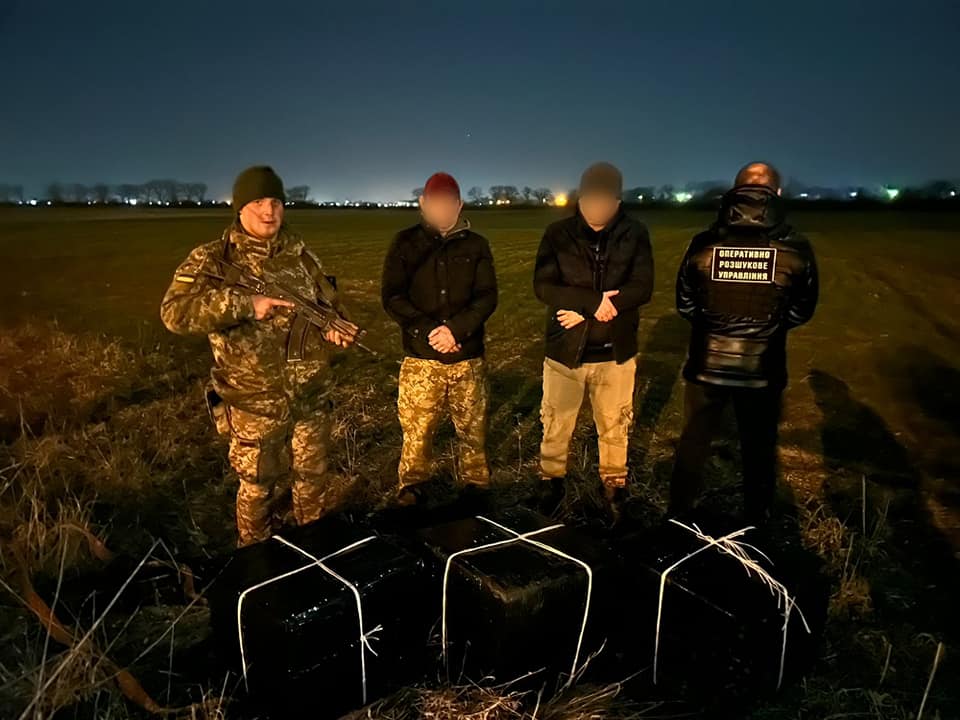 Поблизу кордону пострілами зупиняли двох контрабандистів із Чопа, що несли пакунки з сигаретами (ФОТО)