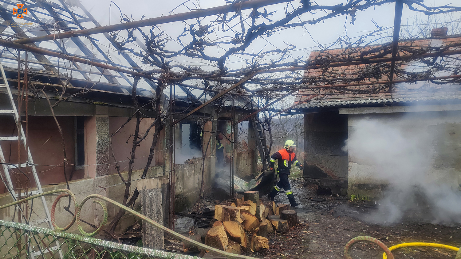 На Закарпатті чоловік виніс із палаючого будинку літню жінку, потерпіла з отруєнням та опіками – в лікарні (ФОТО)