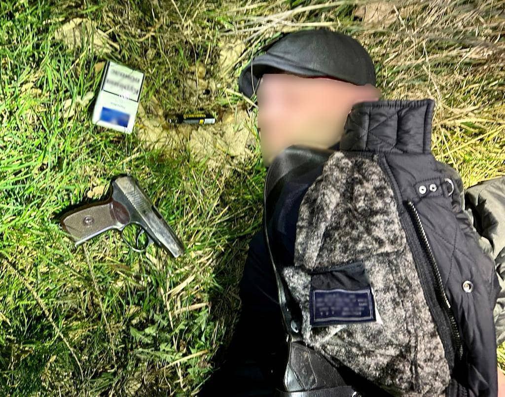 На Закарпатті затримали чоловіка, який намагався вбити знайомого та втікав в автівці зі зброєю та боєприпасами (ФОТО)