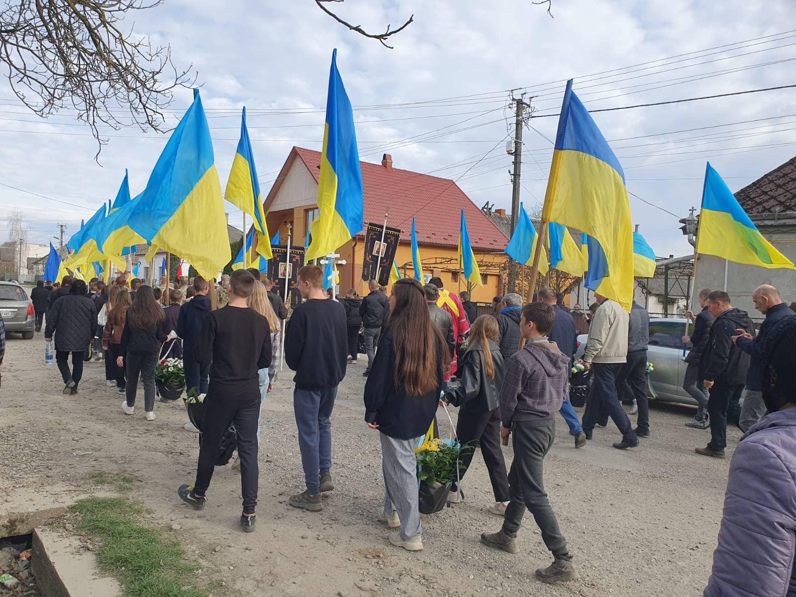 Виноградівська громада провела в останню дорогу полеглого у війні Віктора Жовчака (ФОТО)