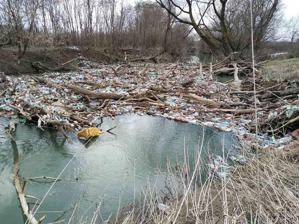 На Боржаві на Закарпатті виявили сміттєвий затор довжиною близько 45 м (ФОТО)