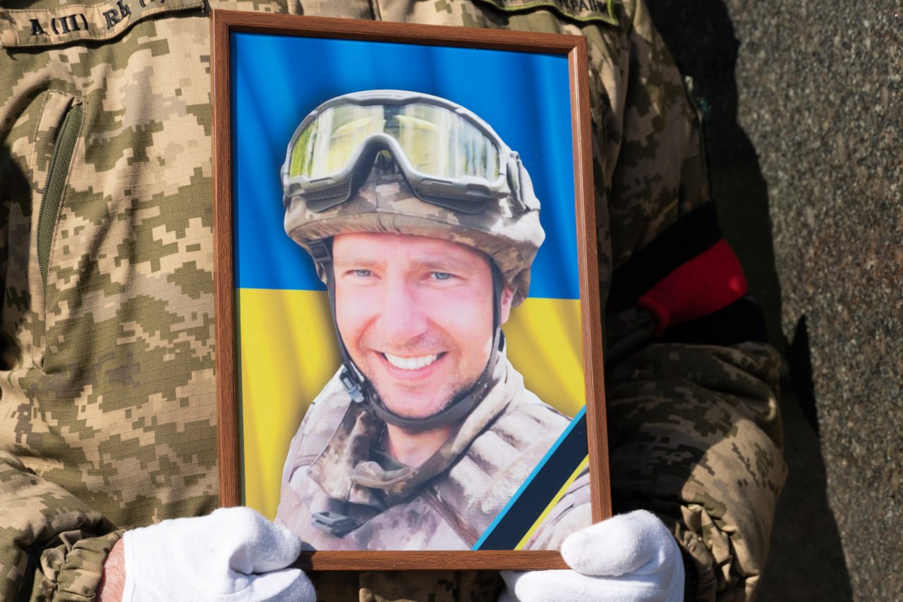 В Ужгороді попрощались із полеглим у війні Героєм Сергієм Митропольським (ФОТО)