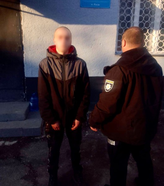 У Рахові розшукали 18-річного молодика, котрий поламав 8 дерев на алеї сакур (ФОТО)