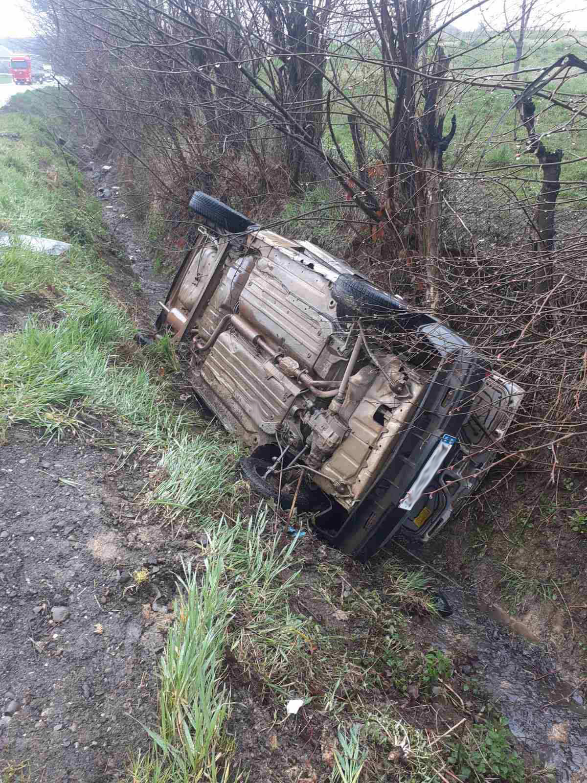 На Мукачівщині авто, в якому перебували жінка та троє дітей, перекинувся у кювет (ФОТО)