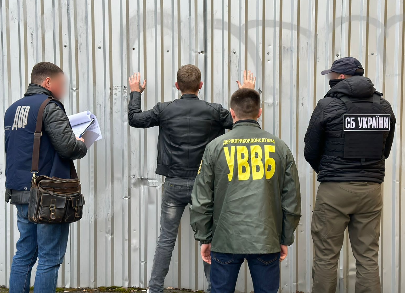 На Закарпатті затримали прикордонника, який за $1500 сприяв контрабанді сигарет до Словаччини (ФОТО)