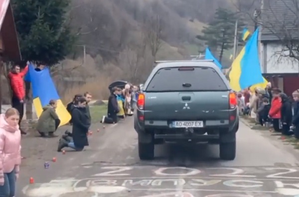У Богданській громаді навколішки, з прапорами та квітами провели в останню дорогу Василя Маєра (ВІДЕО)