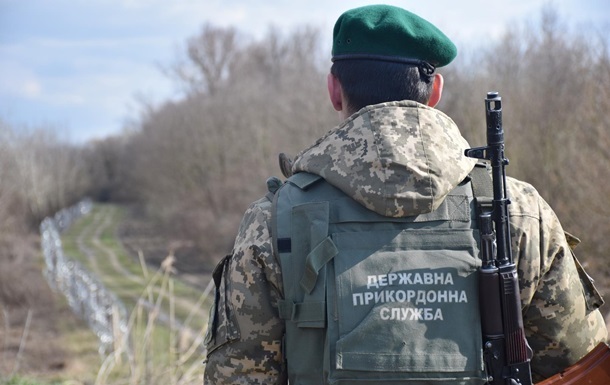 На Закарпатті в прикордонні затримали чоловіка без документів, що лаявся і погрожував прикордонникам прострелити ноги (ВІДЕО)