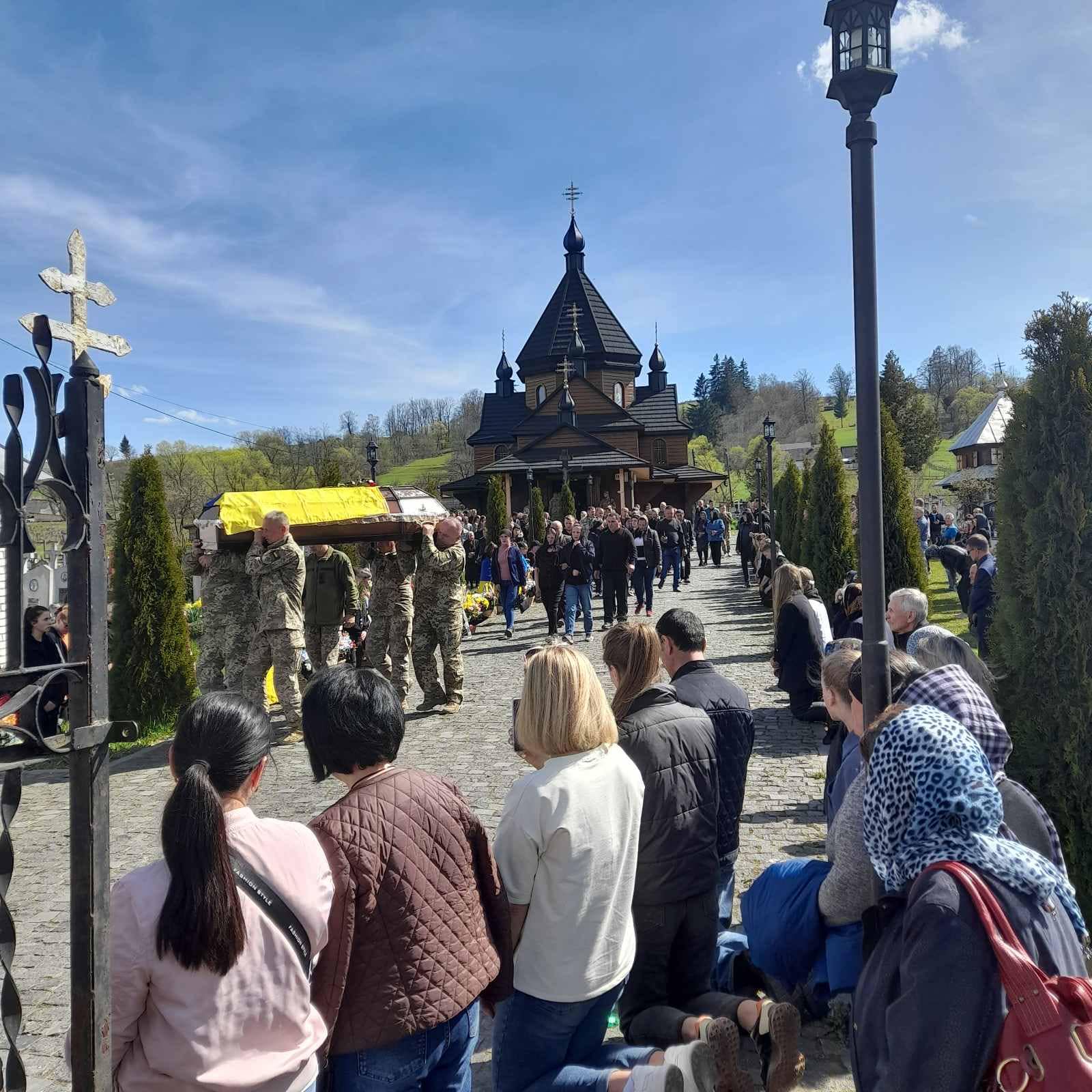 На Рахівщині попрощалися з полеглим у війні за Україну Дмитром Гаврилюком (ФОТО)