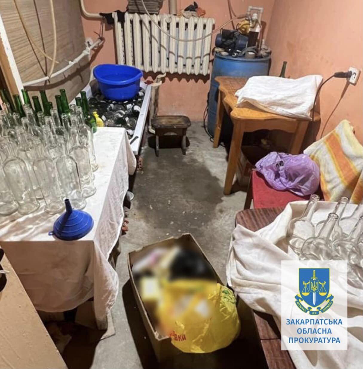 На Закарпатті припинили діяльність двох підпільних цехів, де виробляли фальсифікований алкоголь (ФОТО)