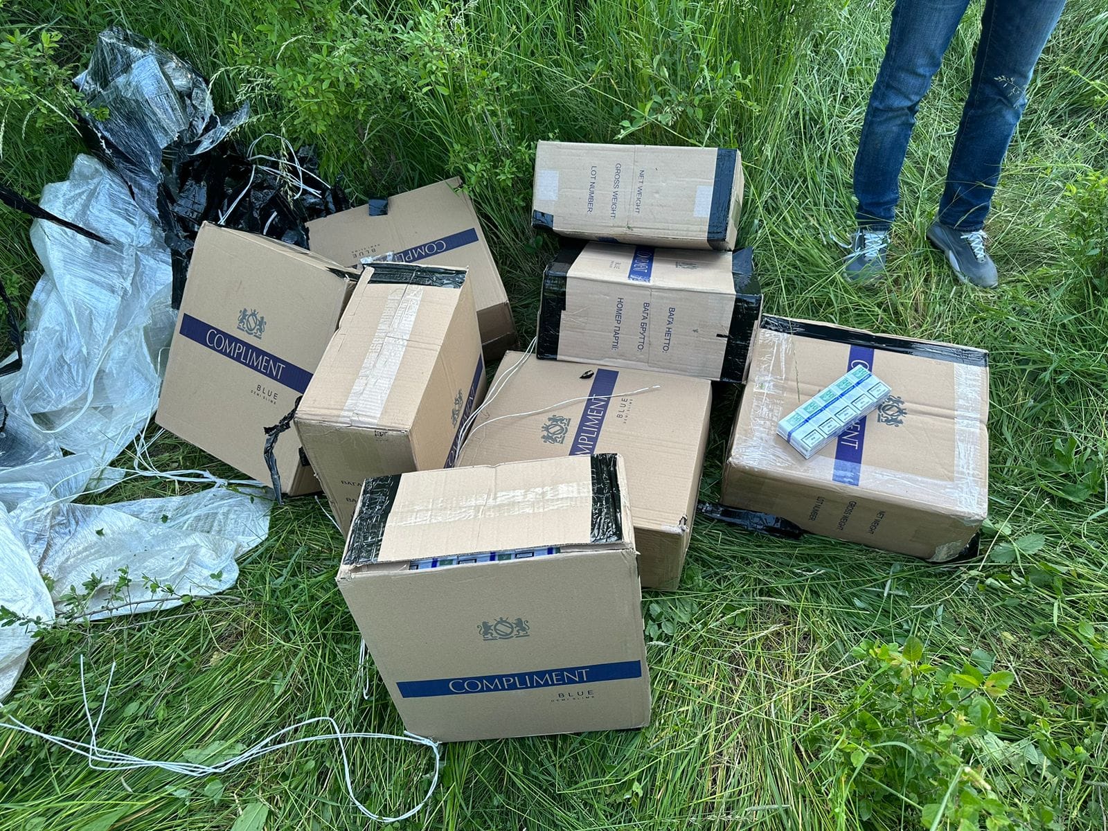 На Закарпатті контрабандисти втекли від прикордонників, покинувши 4 тисячі пачок сигарет (ФОТО)