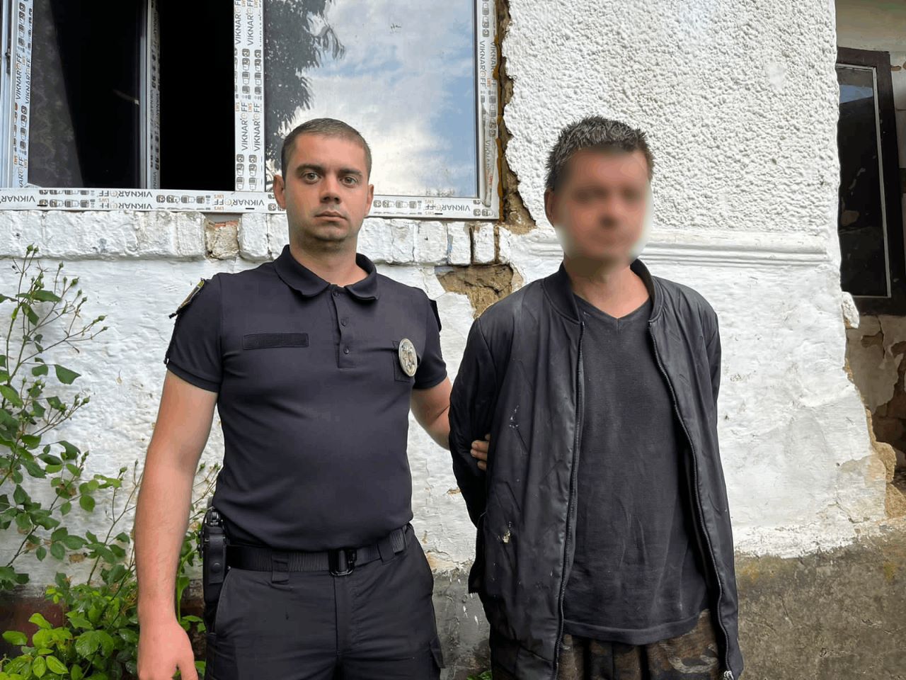 Підозрюваного у вбивстві матері, тіло якої знайшли на Закарпатті закопаним на подвір’ї, взяли під варту (ФОТО)