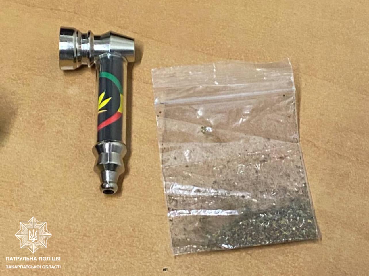 На Закарпатті чоловік намагався перетнути кордон із канабісом у гаманці (ФОТО)