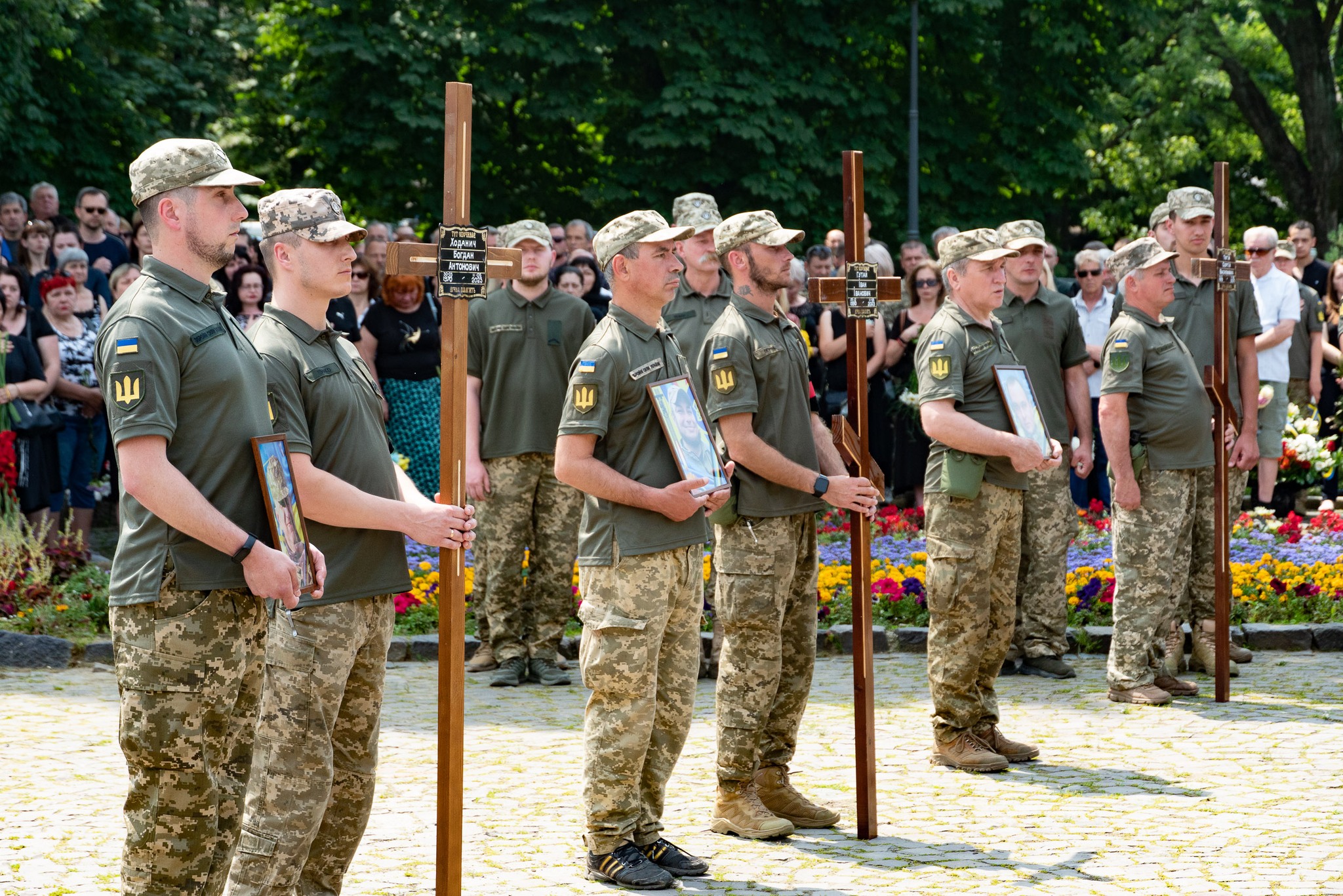 Ужгород провів в останню дорогу полеглих у війні Богдана Ходанича, Сергія Тягія та Івана Гутая (ФОТО)