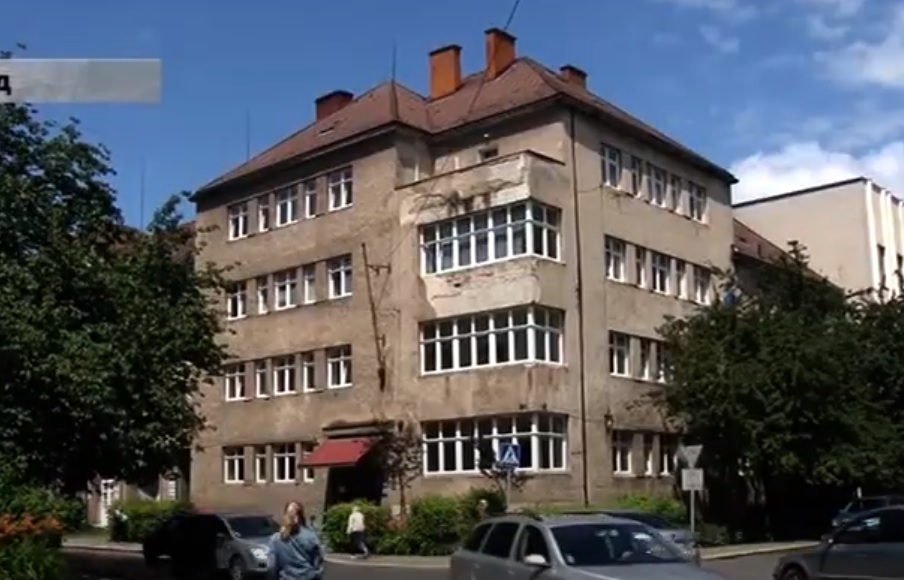 Ужгородці скаржаться на жахливий стан деяких приміщень в міській дитячій поліклініці (ВІДЕО)
