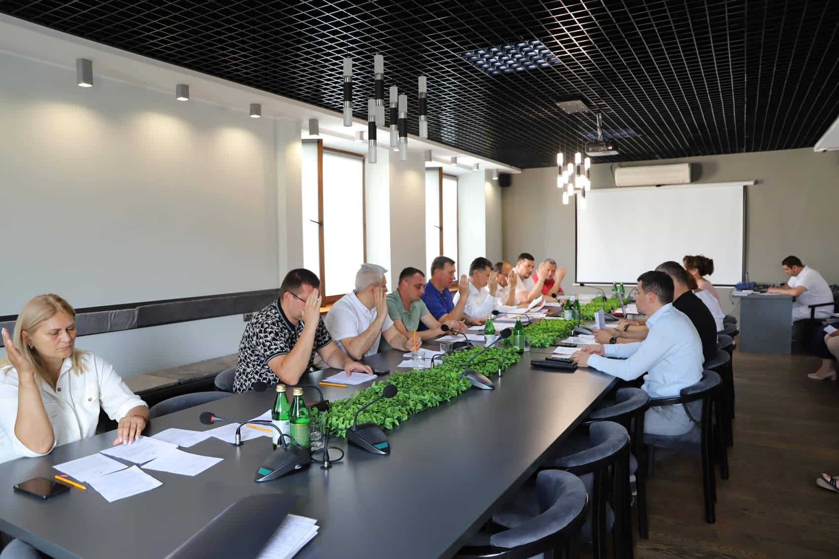 В Ужгороді демонтують низку незаконних тимчасових архітектурних споруд і вивісок
