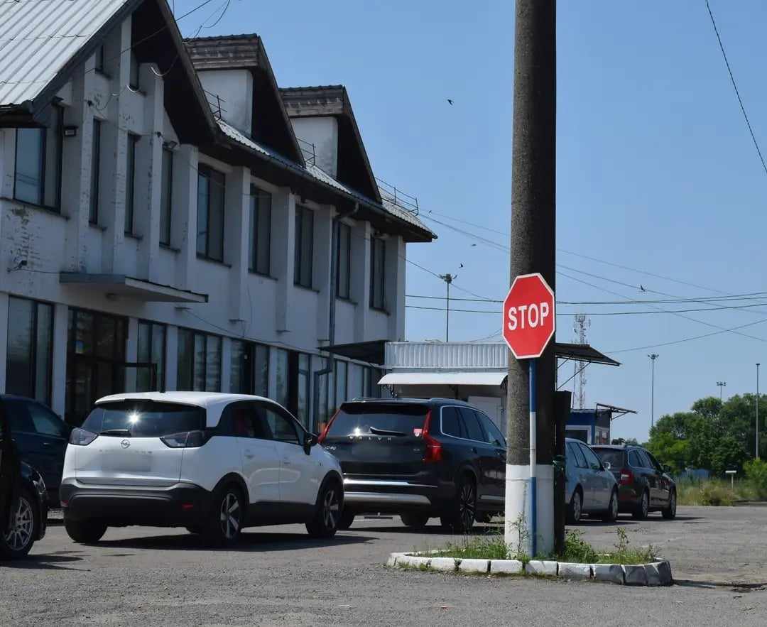На кордоні на Закарпатті затримали двох чоловіків, розшукуваних за крадіжку та втягнення неповнолітніх у злочинну діяльність