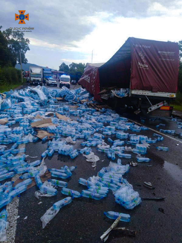 Заблокованого водія визволяли рятувальники, серед потерпілих – неповнолітній: деталі потрійної ДТП на Мукачівщині (ФОТО)