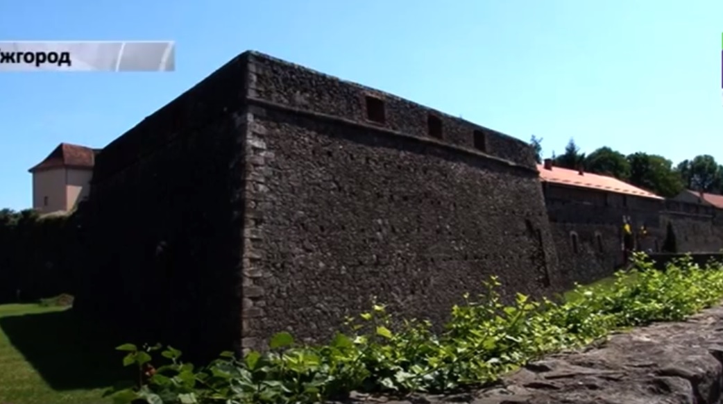 В Ужгороді тривають роботи по розчистці мурів замку (ВІДЕО)