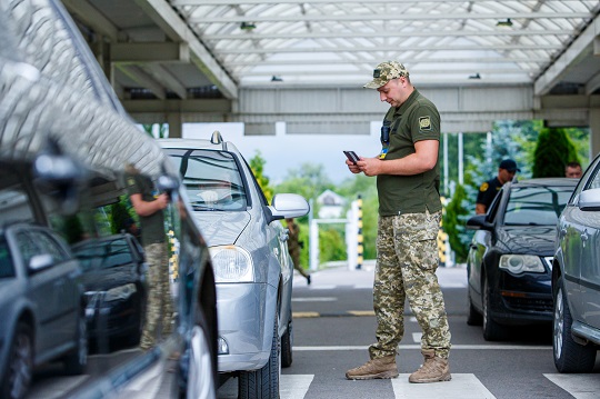 На Закарпатті двоє чоловіків намагалися перетнути кордон за підробленими документами (ФОТО)