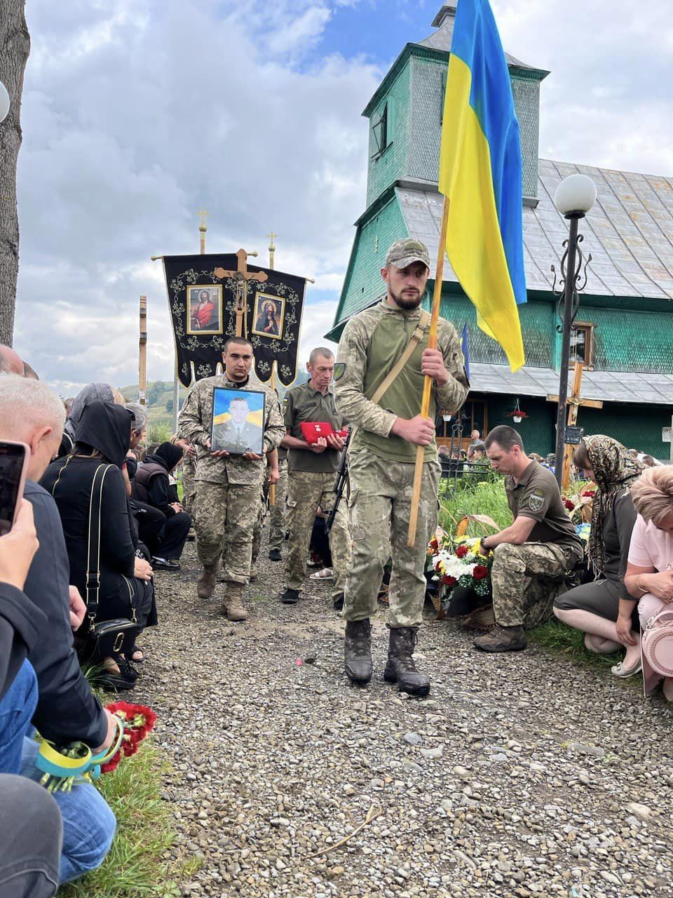 Ясінянська громада на Рахівщині провела в останню дорогу полеглого за Україну Павла Тулайдана (ФОТО)