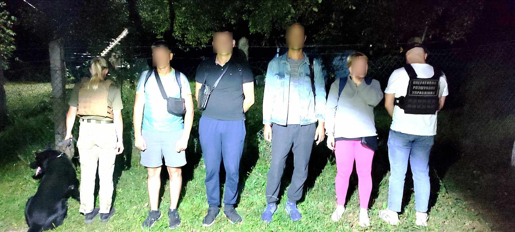 На Закарпатті впродовж доби зупинили 15 порушників кордону – 14 чоловіків, та одну жінку (ФОТО)