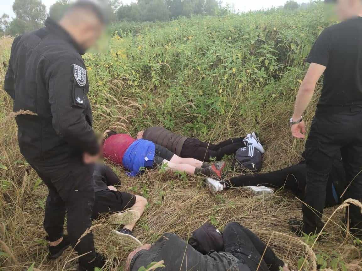 На Закарпатті "на гарячому" затримали двох переправників військовозобов'язаних чоловіків (ФОТО)