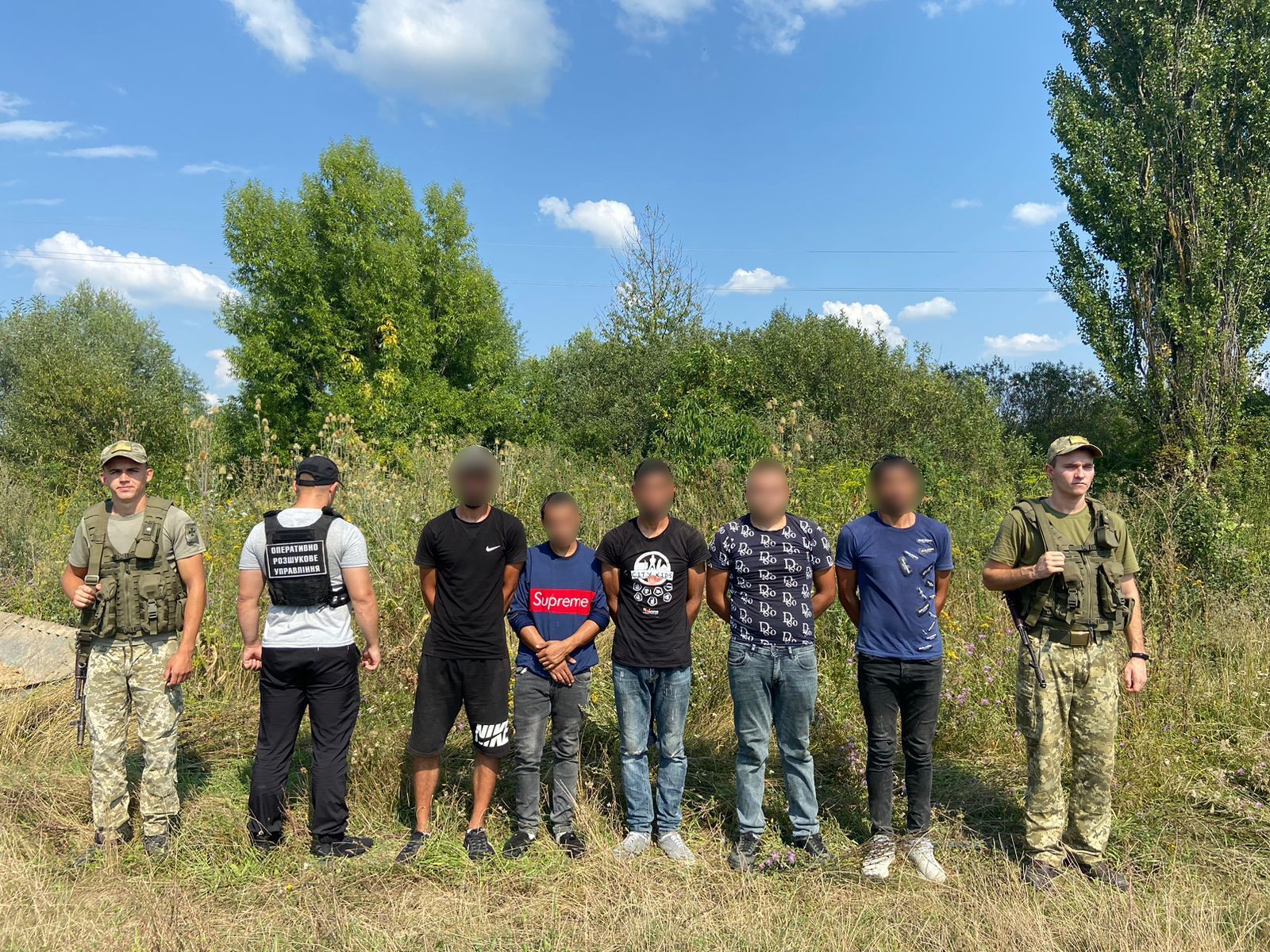 На кордоні на Закарпатті у багажнику автобуса серед речей виявили двох чоловіків (ФОТО, ВІДЕО)