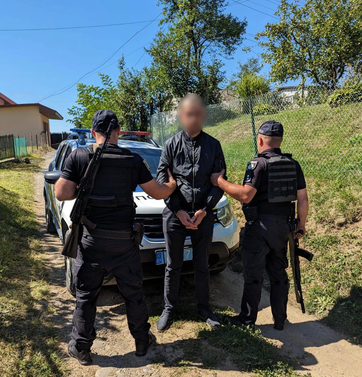 У селі на Закарпатті чоловік, спровокувавши в чужому будинку сварку, викрав гаманець із 950 євро (ФОТО)