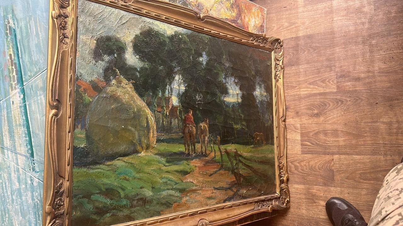 На в'їзді зі Словаччини в мікроавтобусі закарпатця виявили 18 картин (ФОТО)