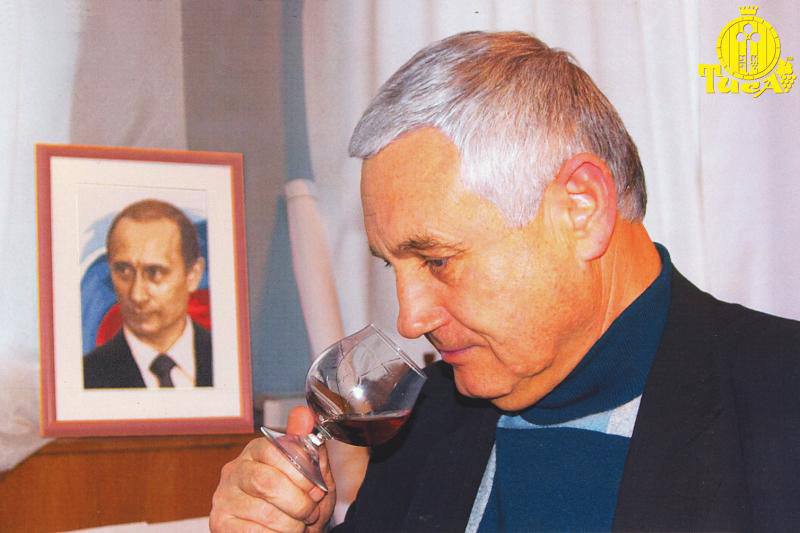Під час обшуків у директора Ужгородського коньячного заводу знайшли портрет путіна і печатки діючих російських підприємств (ФОТО)