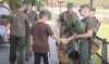 Школяр із Донеччини вигуляв в Ужгороді службового собаку Нацгвардії й отримав у винагороду шкільне приладдя (ВІДЕО)