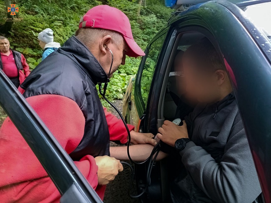 У горах Рахівщини рятувальники транспортували туриста з переохолодженням