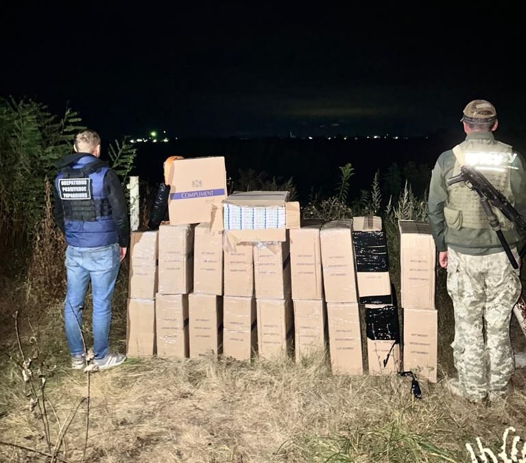 На Закарпатті контрабандисти, тікаючи від прикордонників, покинули майже 10 тис. пачок сигарет (ФОТО)