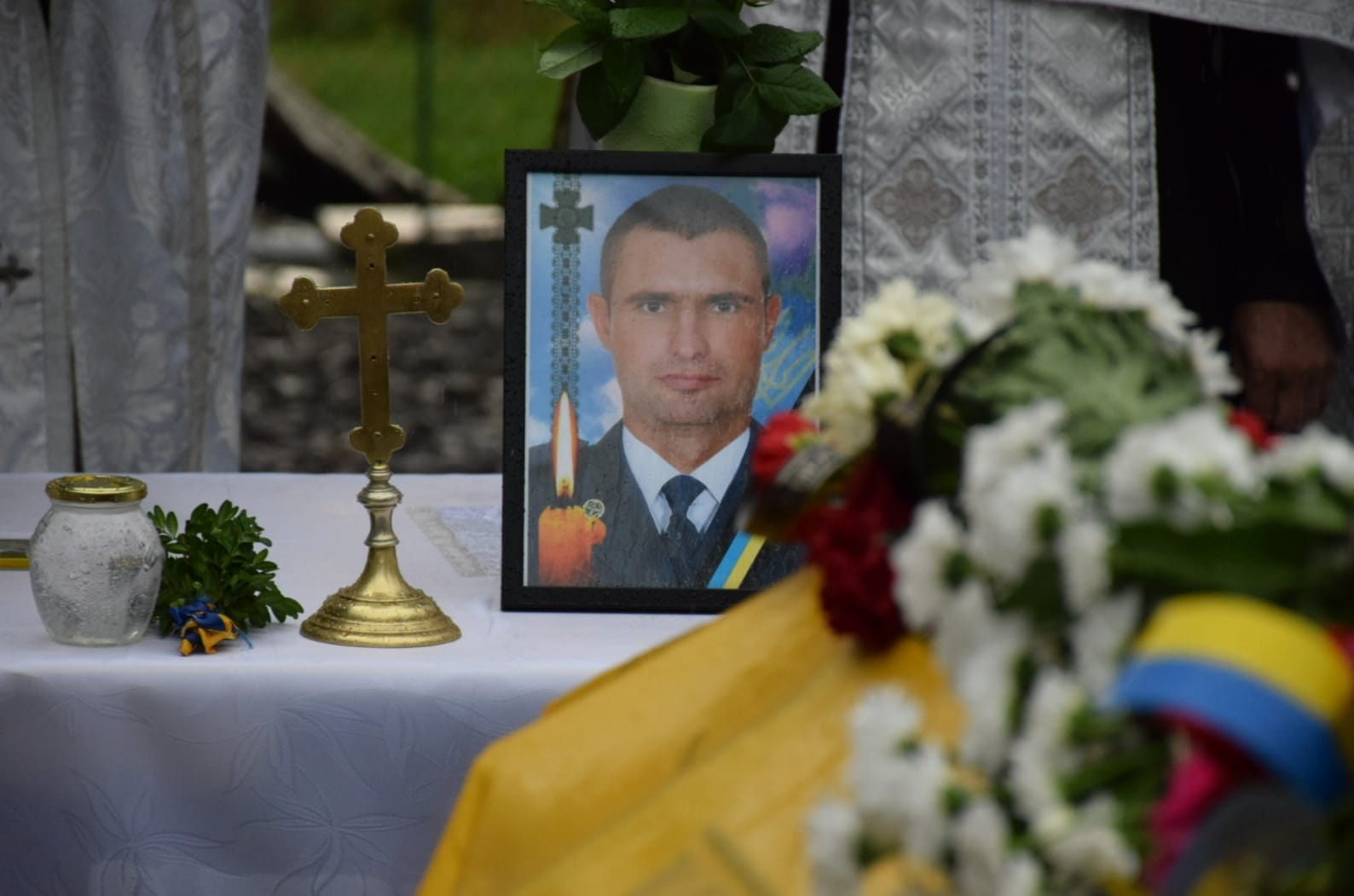 На Закарпатті попрощалися з Сергієм Шикулою, який загинув на фронті під час евакуації пораненого з вогневих позицій (ФОТО)