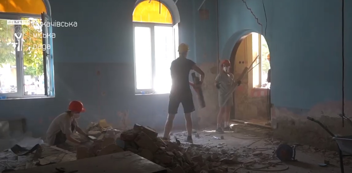 У Мукачеві волонтери БУРу облаштовують артпростір (ВІДЕО)
