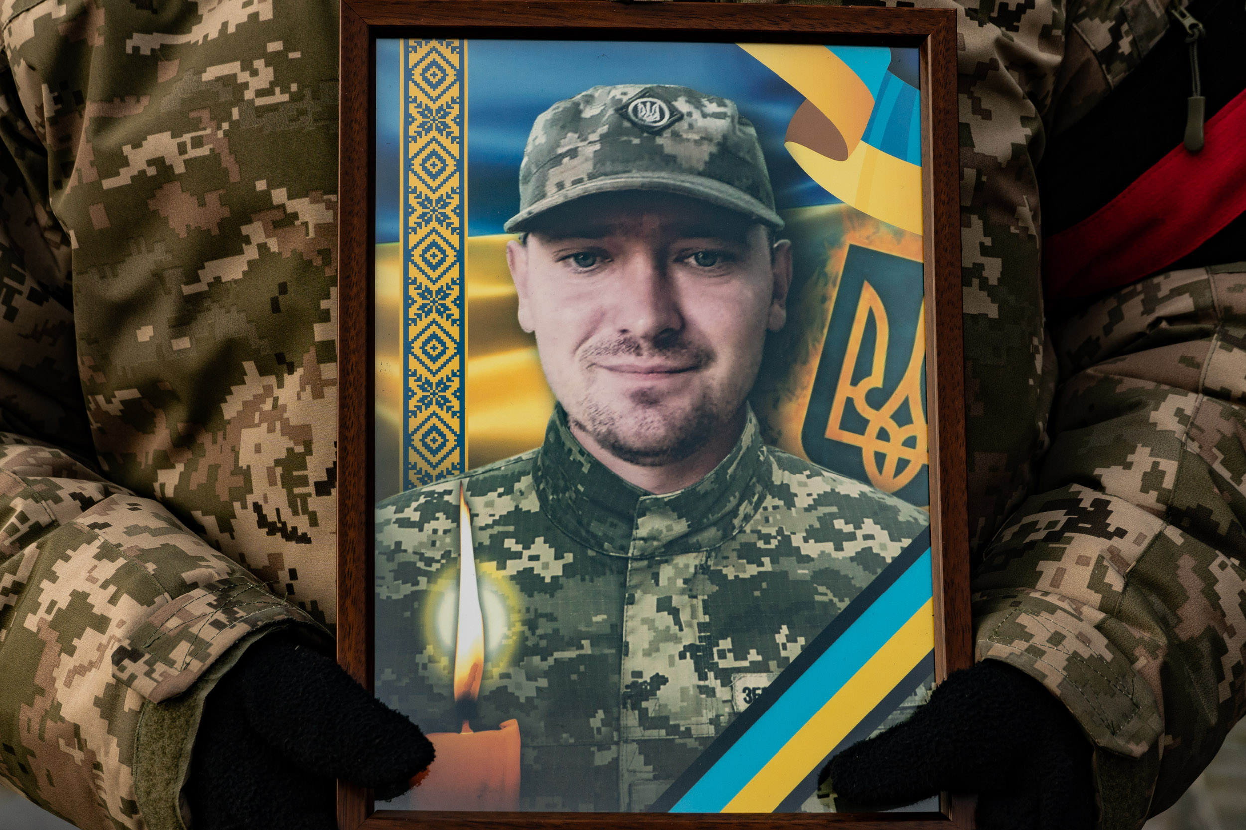 Ужгород попрощався з полеглим захисником Владиславом Павловим (ФОТО)