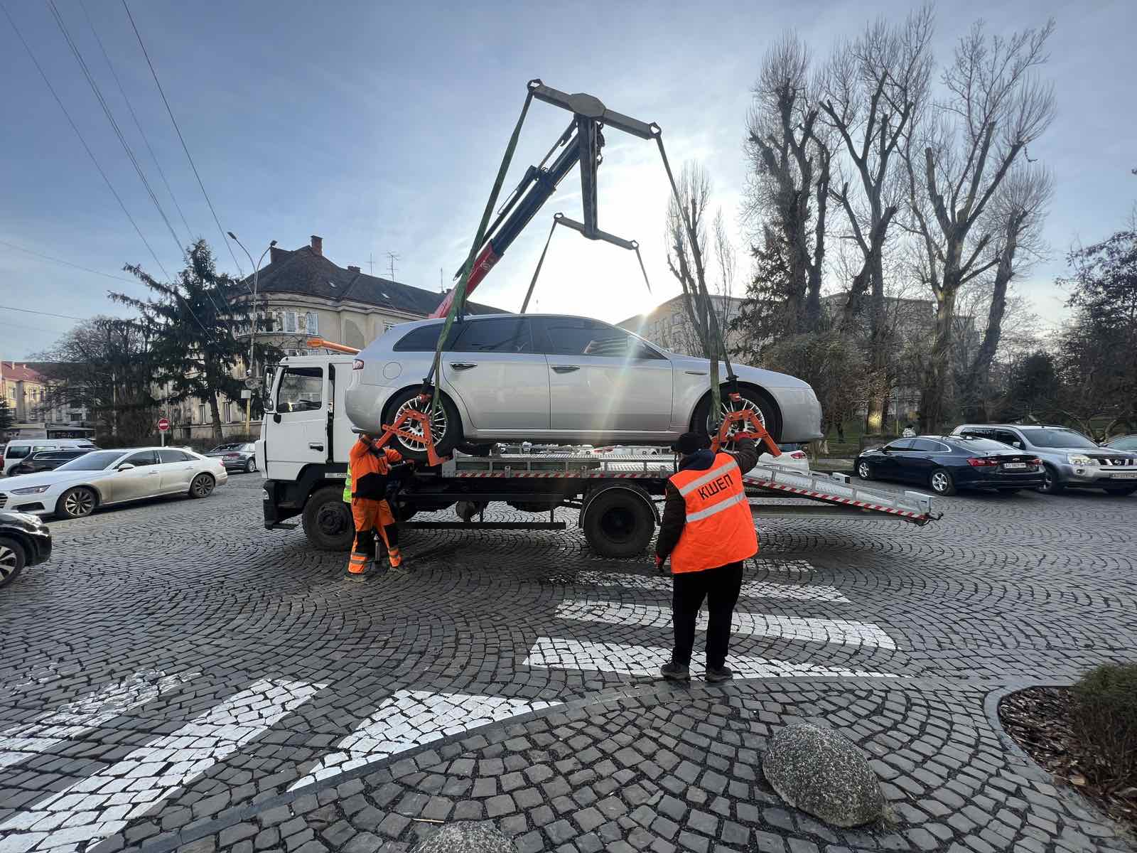 В Ужгороді з наступного тижня евакуатор забиратиме на штрафмайданчик авто порушників паркування (ФОТО)