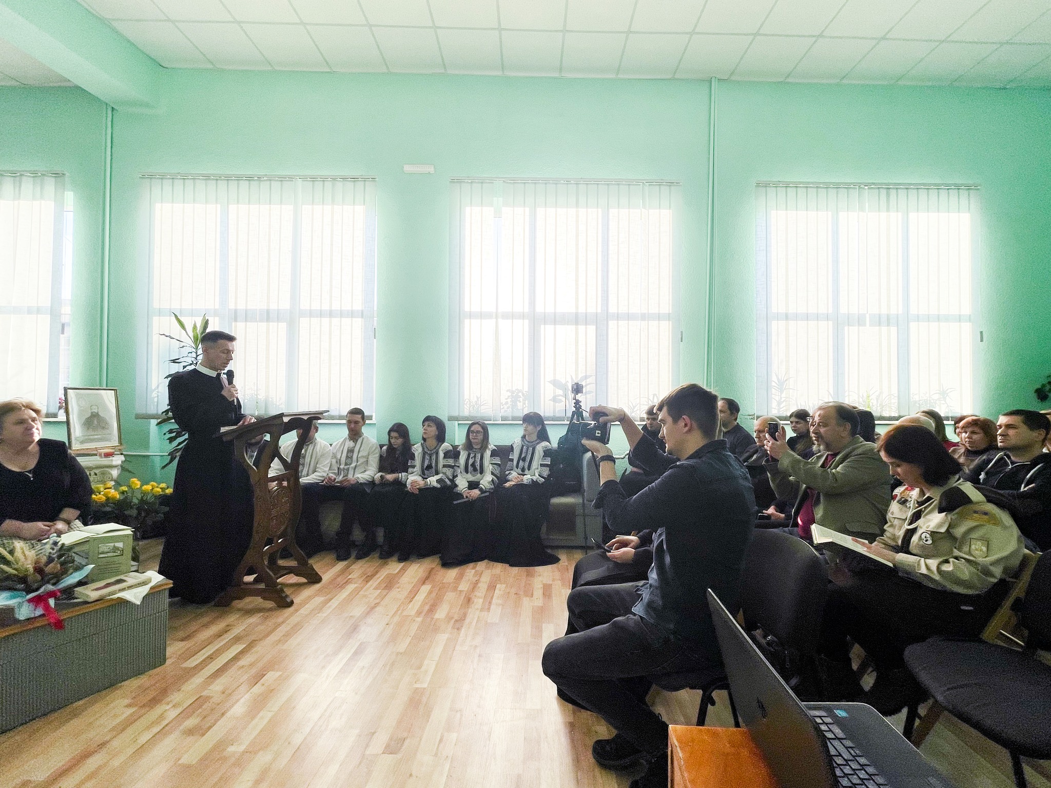  У Мукачеві презентували книгу вибраних праць о.А.Кралицького "Ми діти преславної України" (ФОТО)