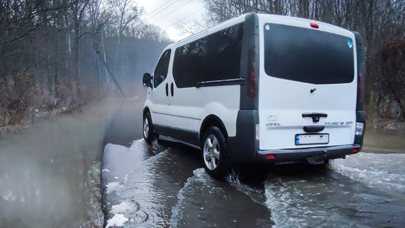 На Берегівщині підтопило поля і місцеву дорогу