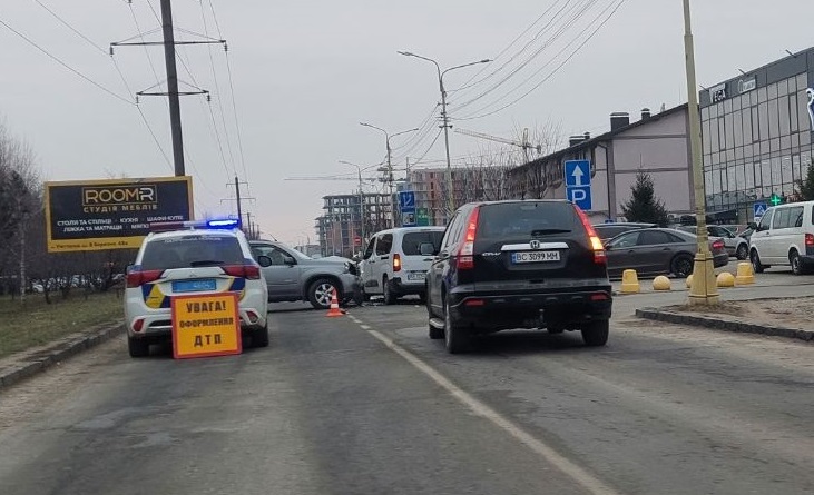 ФОТОФАКТ. В Ужгороді зіткнулися два легковики