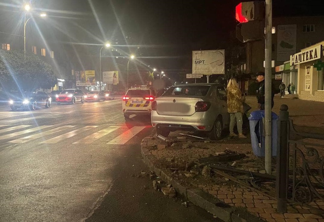 В Ужгороді п'яна водійка Renault знесла металевий паркан (ФОТО)